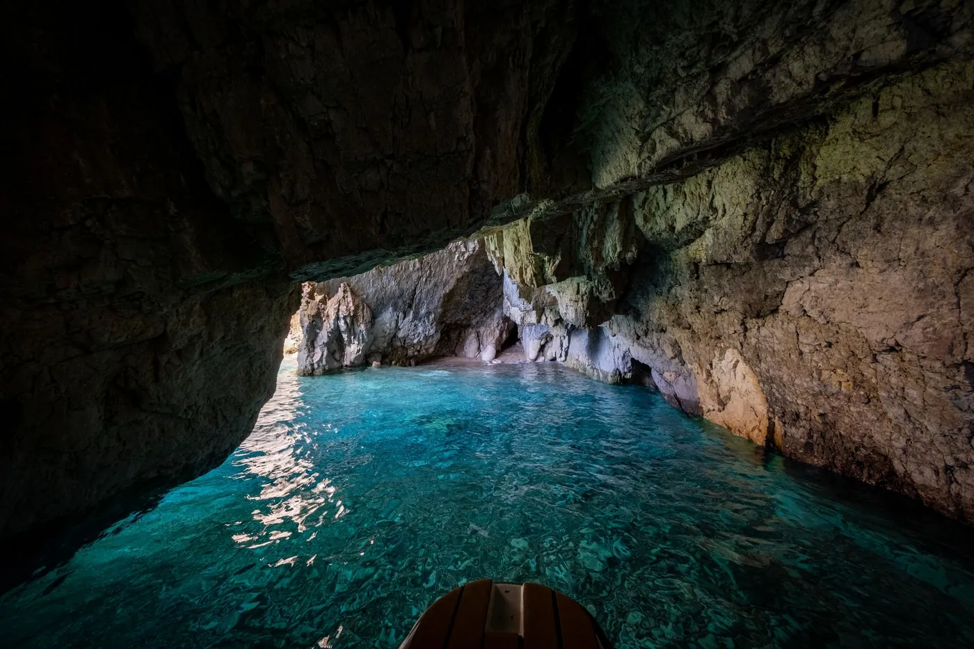 Una grotta marina esplorata in barca. Alla Grotta Azzurra, però, l'ingresso finale avviene solo sui piccoli barchini a remi locali, non con la propria imbarcazione.