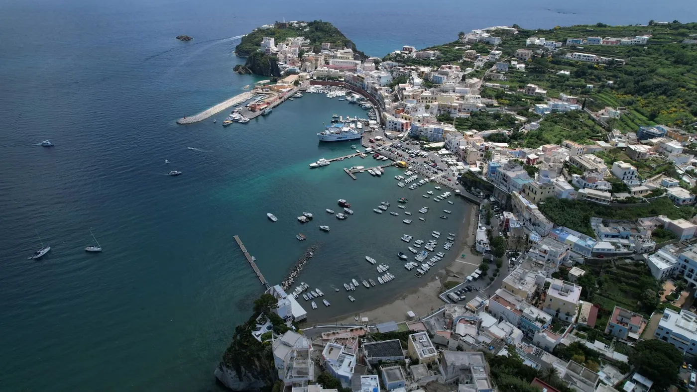 Ponza e Palmarola: le isole più belle del basso Tirreno
